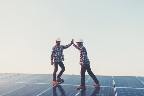 Electricien Villers-lès-Nancy - les bons artisans - électriciens sur des panneaux solaires