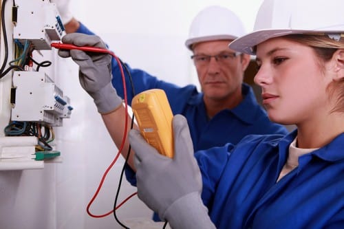 Electricien Villerupt - les bons artisans - électricien en intervention