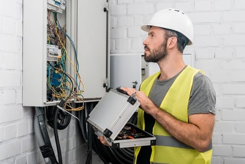 Electricien Viroflay - homme qui règle un tableau électrique