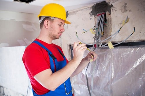 Electricien Yvetot - les bons artisans - électricien en intervention