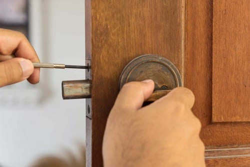 Serrurier Courcouronnes - mains qui règlent une poignée de porte