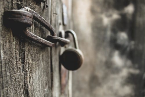 Serrurier Guérande - visuel d'un canât sur une porte en bois