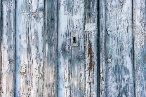 Serrurier Guérande - visuel d'une vieille serrure sur une porte en bois