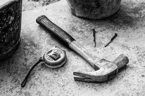 Serrurier Le Bourget - visuel d'outils en noir et blanc