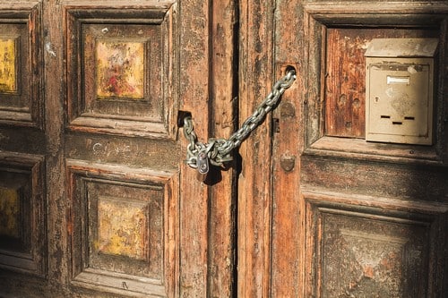 Serrurier Olonne-sur-Mer - visuel d'une vielle porte fermée par une chaine