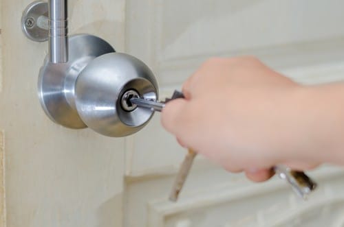 Serrurier Ormesson-sur-Marne - main qui met une clé dans une serrure de porte