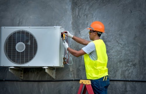 climatisation La Teste-de-Buch - un climaticien intervient sur une climatisation extérieure