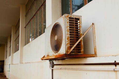 climatisation Le Bouscat - une climatisation extérieure rouillé