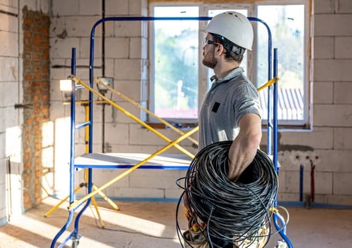 électricien Gravelines - Un électricien sur un chantier