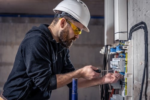 électricien Courcouronnes - un artisan intervient sur un tableau électrique