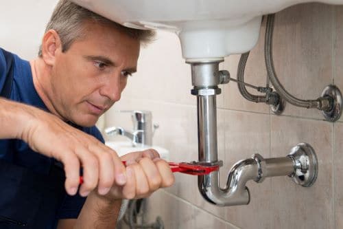 Installer l'arrivée d'eau et l'évacuation d'un lavabo 