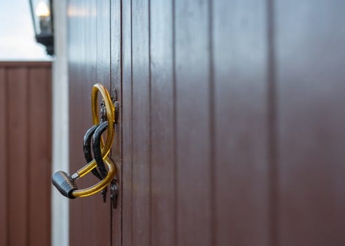 Un antivol posé sur une porte en bois