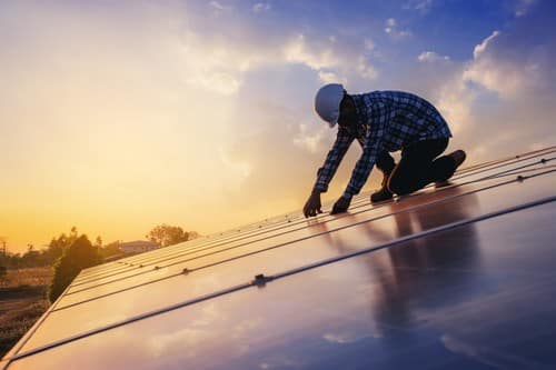 Un artisan électricien installe des panneaux électriciens