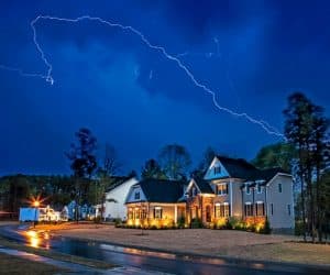 Un quartier résidentiel un jour d'orage