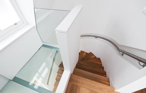Un plancher en verre à côté d'un escalier