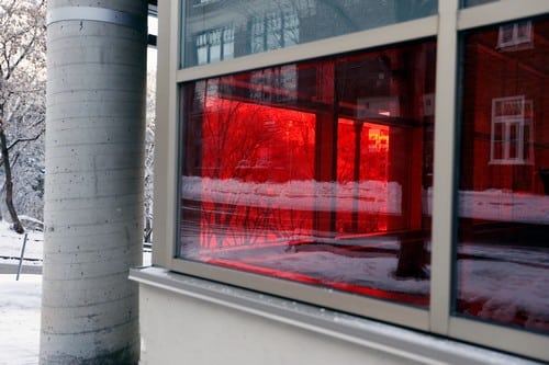 Un bâtiment en hiver avec une vitre teintée en rouge