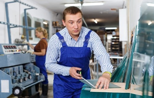 Vitrier Billère - les bons artisans - vitrier en atelier
