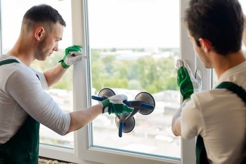 Vitrier Bures-sur-Yvette - deux hommes qui installent des fenêtres