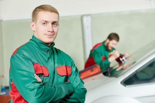 Vitrier Domont - deux hommes qui règlent un pare brise de voiture