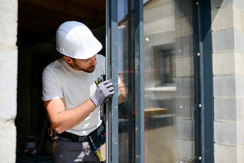 Vitrier Dugny - homme qui installe une fenêtre