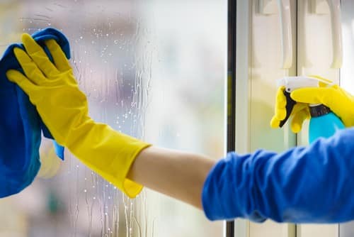 Vitrier Epinay-sur-Orge - mains qui nettoient une vitre
