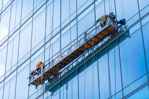Vitrier Epinay-sur-Orge - personnes qui nettoient les vitres d'un grand immeuble