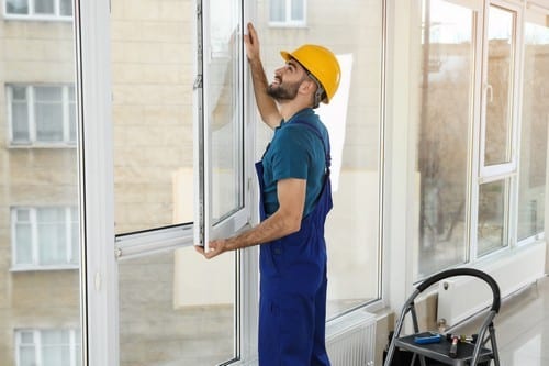 Vitrier Eragny - homme qui installe une fenêtre