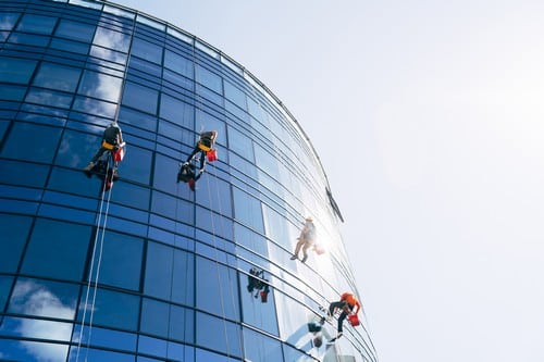 Vitrier Fontainebleau - personnes qui grimpent un bâtiment avec des grandes vitres