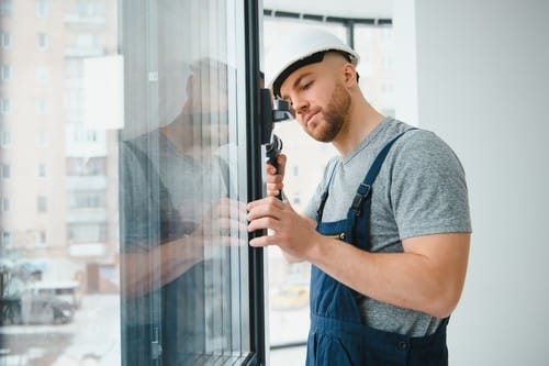 Vitrier Fosses - homme qui installe une fenêtre