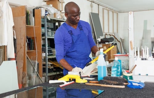 Vitrier Guérande - les bons artisans - vitriers en atelier