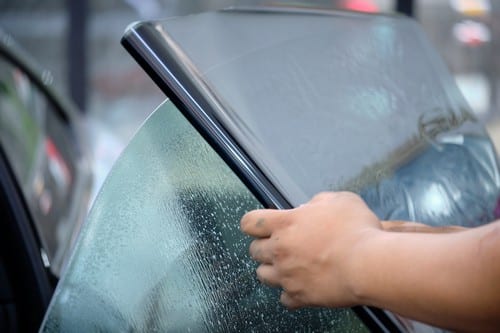 Vitrier Jouy-le-Moutier - mains d'un homme qui nettoie une vitre