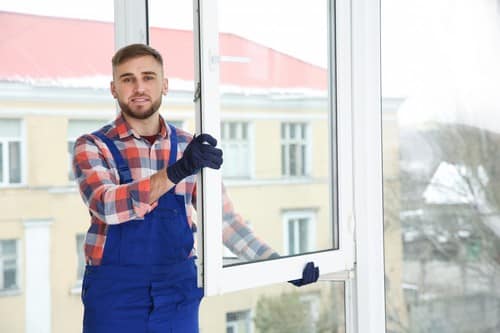 Vitrier La Flèche - les bons artisans - mise en place d'une fenêtre