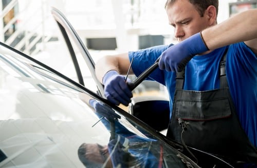 Vitrier La Queue-en-Brie - homme qui règle une vitre de voiture