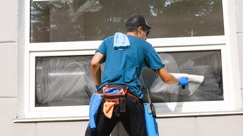 Vitrier Le Pré-Saint-Gervais - homme qui nettoie des fenêtres