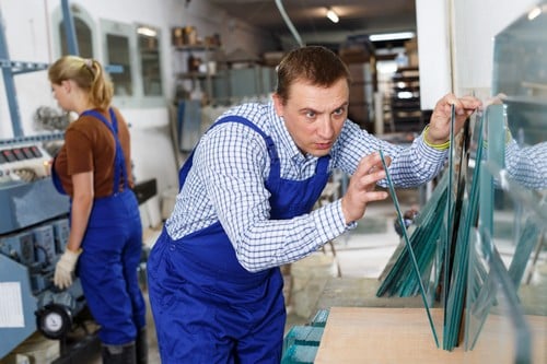 Vitrier Morlaix - les bons artisans - vitriers en atelier
