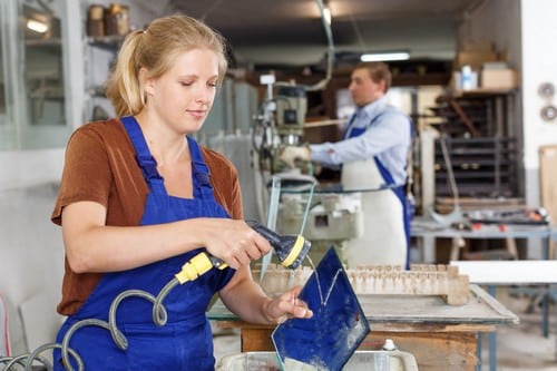 Vitrier Plouzané - les bons artisans - vitriers en atelier