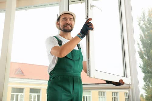 Vitrier Pontchâteau - les bons artisans - mise en place d'une fenêtre