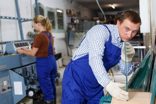 Vitrier Pontivy - les bons artisans - vitriers en atelier