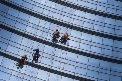 Vitrier Quetigny - personnes qui grimpent sur un bâtiment pour laver les vitres