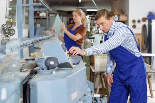 Vitrier Redon - les bons artisans - vitriers en atelier