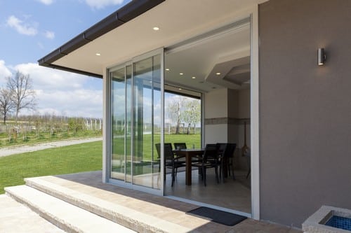 Vitrier Soisy-sous-Montmorency - visuel d'une terrasse de maison avec des vitres
