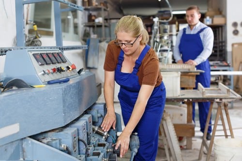 Vitrier Tinqueux - les bons artisans - vitriers en atelier