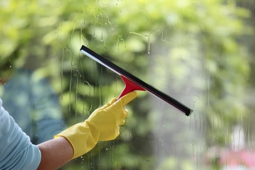 Vitrier Verrières-le-Buisson - main qui nettoie une vitre