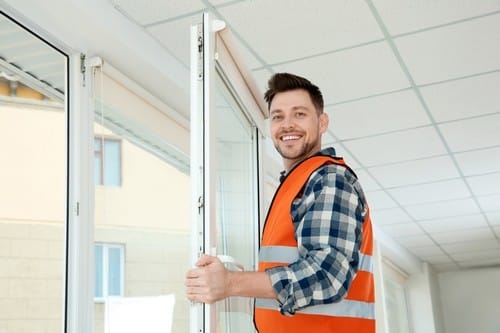 Vitrier Villecresnes - homme qui installe une fenêtre