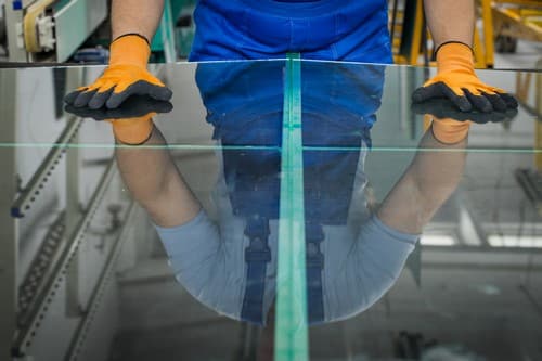 Vitrier Voisins le Bretonneux - homme qui pose ses mains sur une vitre