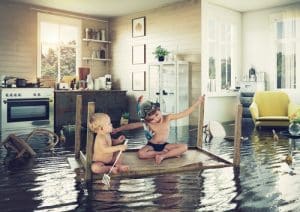 deux enfants s'amusent lors d'une inondation