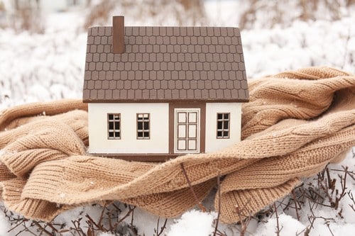 une maquette de maison sur la neige