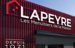 Une enseigne Lapeyre dans une zone commerciale