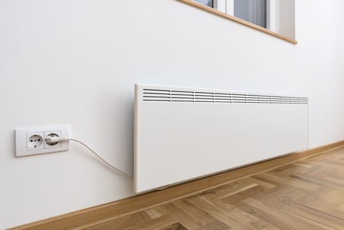 Un long radiateur électrique posé sur un mur