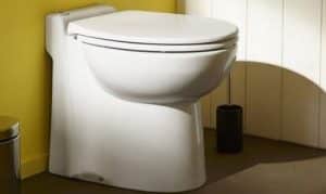 Un WC sanibroyeur dans une salle de bains